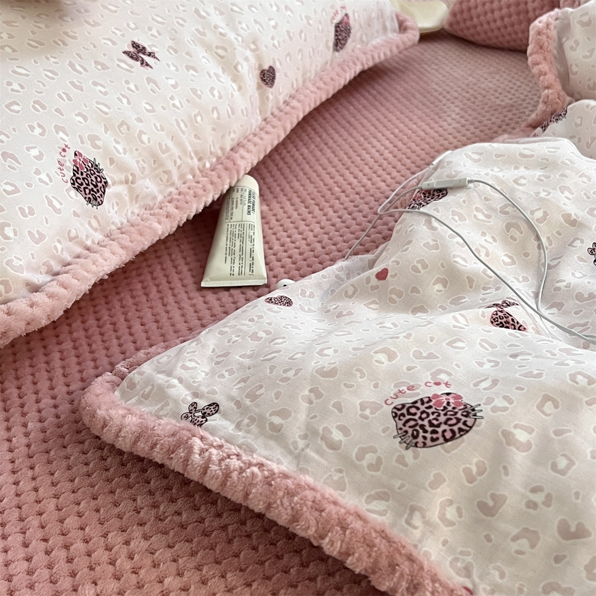 91家纺网 家纺一手货源 找家纺 荣轩 2025秋冬必备新品棉加绒华夫格提花绒工艺款四件套（铺床版）挚爱-粉