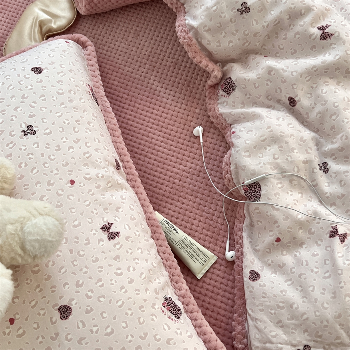 91家纺网 家纺一手货源 找家纺 荣轩 2025秋冬必备新品棉加绒华夫格提花绒工艺款四件套（铺床版）挚爱-粉