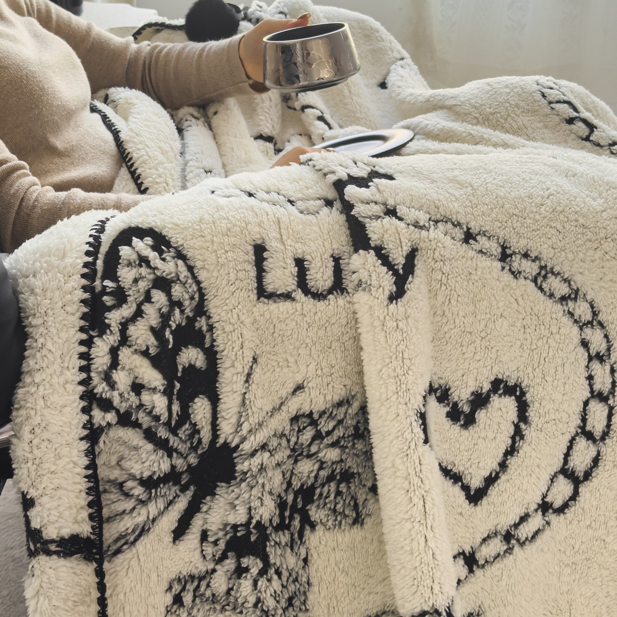 91家纺网 家纺一手货源 找家纺 （总）潮邦创意家居 2025新款提花色织三角针工艺球毯毛毯毯子墨绒秘境