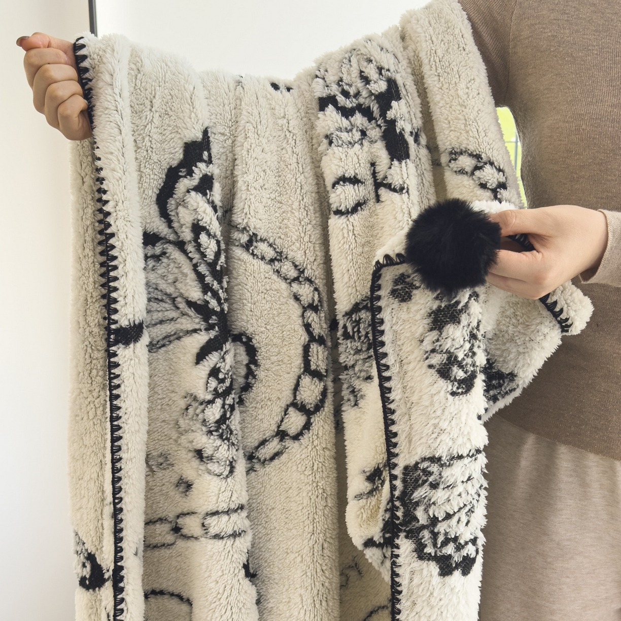 91家纺网 家纺一手货源 找家纺 （总）潮邦创意家居 2025新款提花色织三角针工艺球毯毛毯毯子墨绒秘境