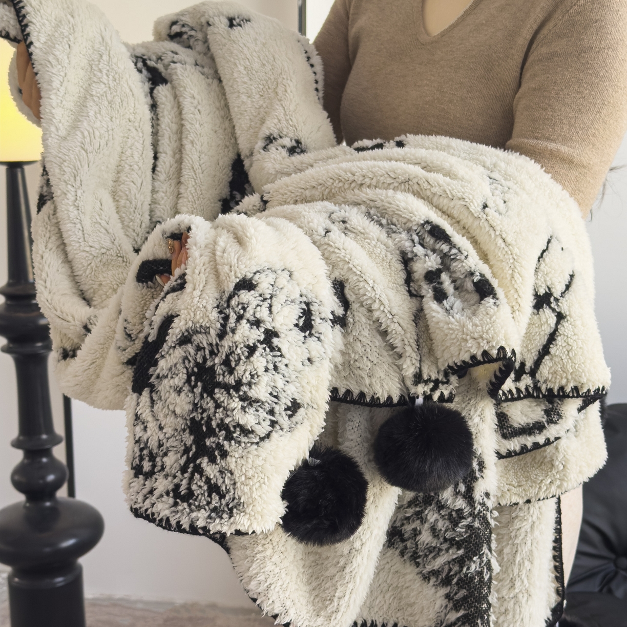 91家纺网 家纺一手货源 找家纺 （总）潮邦创意家居 2025新款提花色织三角针工艺球毯毛毯毯子墨绒秘境