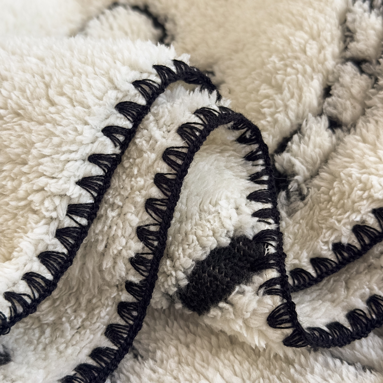 91家纺网 家纺一手货源 找家纺 （总）潮邦创意家居 2025新款提花色织三角针工艺球毯毛毯毯子墨绒秘境