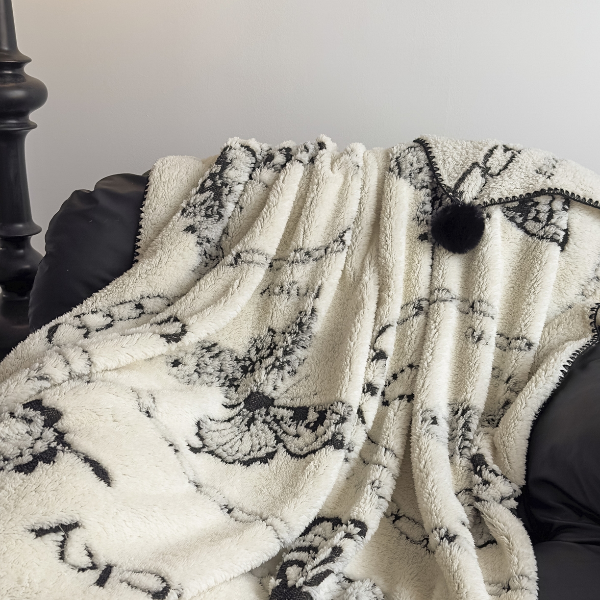 91家纺网 家纺一手货源 找家纺 （总）潮邦创意家居 2025新款提花色织三角针工艺球毯毛毯毯子墨绒秘境