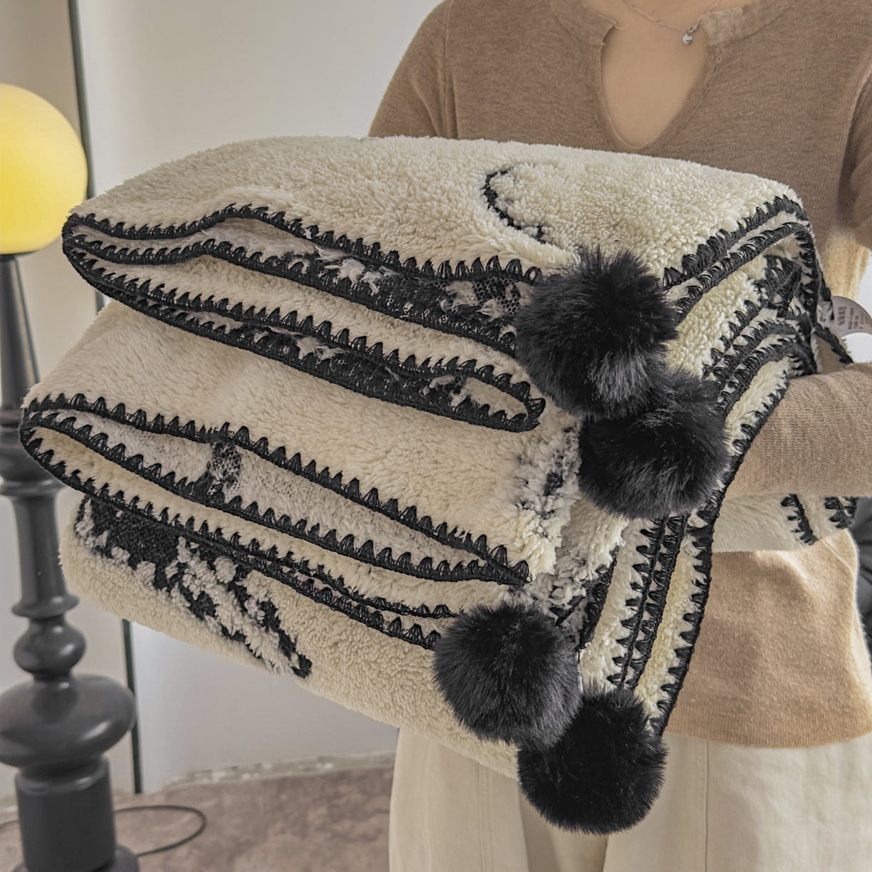 91家纺网 家纺一手货源 找家纺 潮邦创意家居 2025新款提花色织三角针工艺球毯毛毯毯子墨绒秘境 墨绒秘境系列-豹影