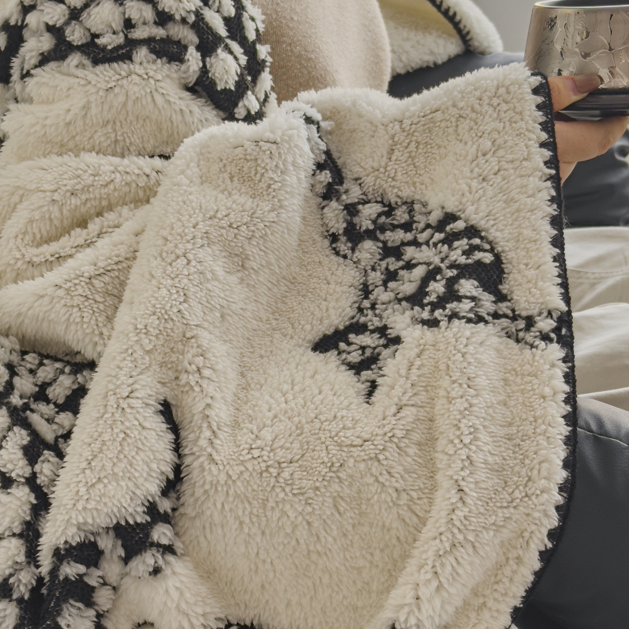 91家纺网 家纺一手货源 找家纺 潮邦创意家居 2025新款提花色织三角针工艺球毯毛毯毯子墨绒秘境 墨绒秘境系列-豹影