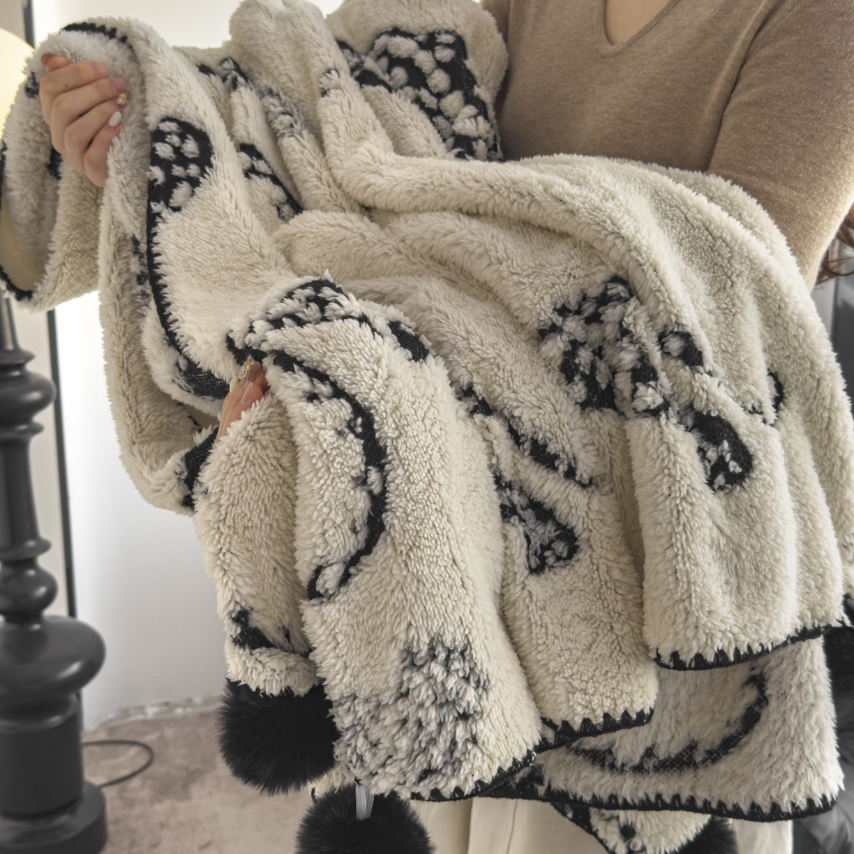 91家纺网 家纺一手货源 找家纺 潮邦创意家居 2025新款提花色织三角针工艺球毯毛毯毯子墨绒秘境 墨绒秘境系列-豹影