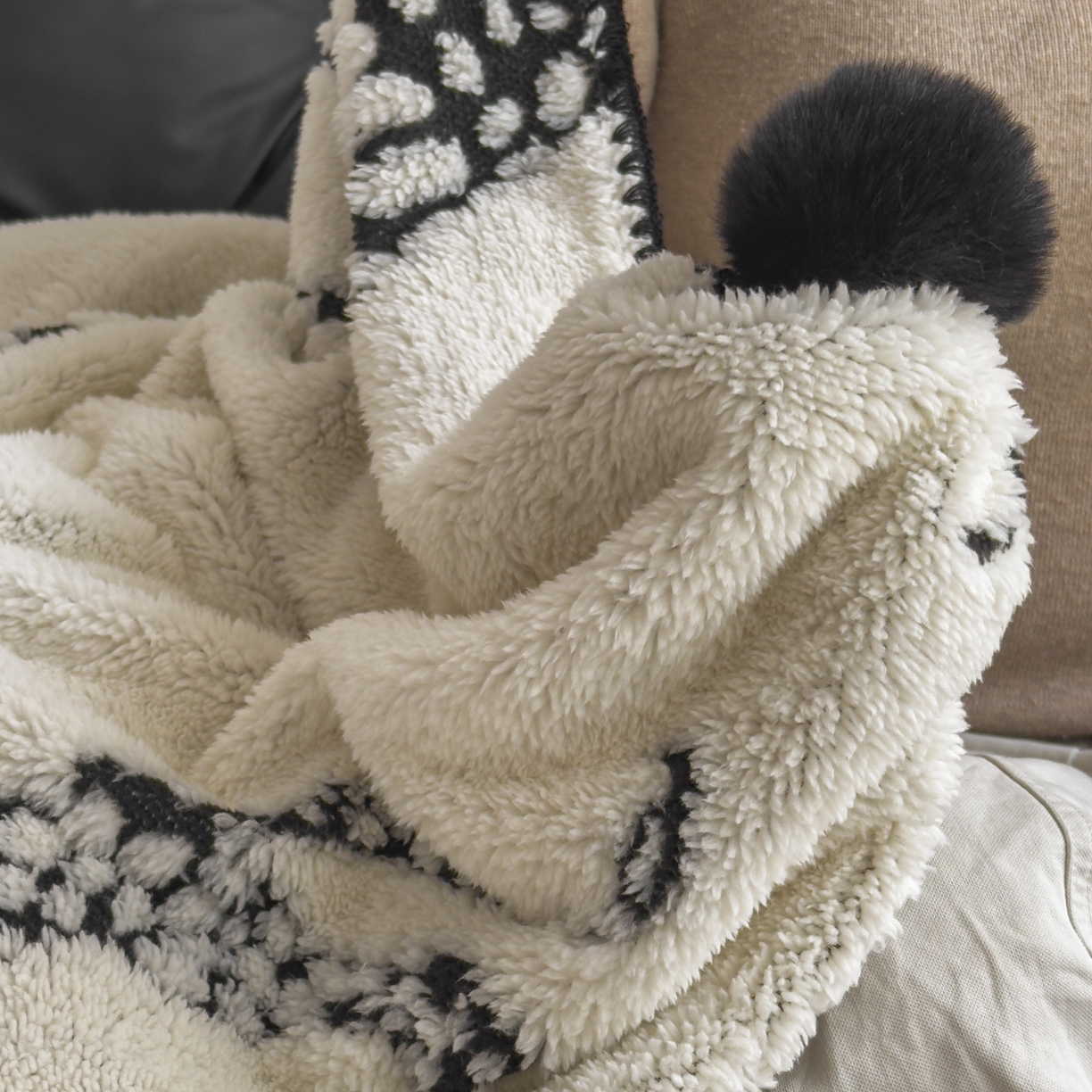 91家纺网 家纺一手货源 找家纺 潮邦创意家居 2025新款提花色织三角针工艺球毯毛毯毯子墨绒秘境 墨绒秘境系列-豹影