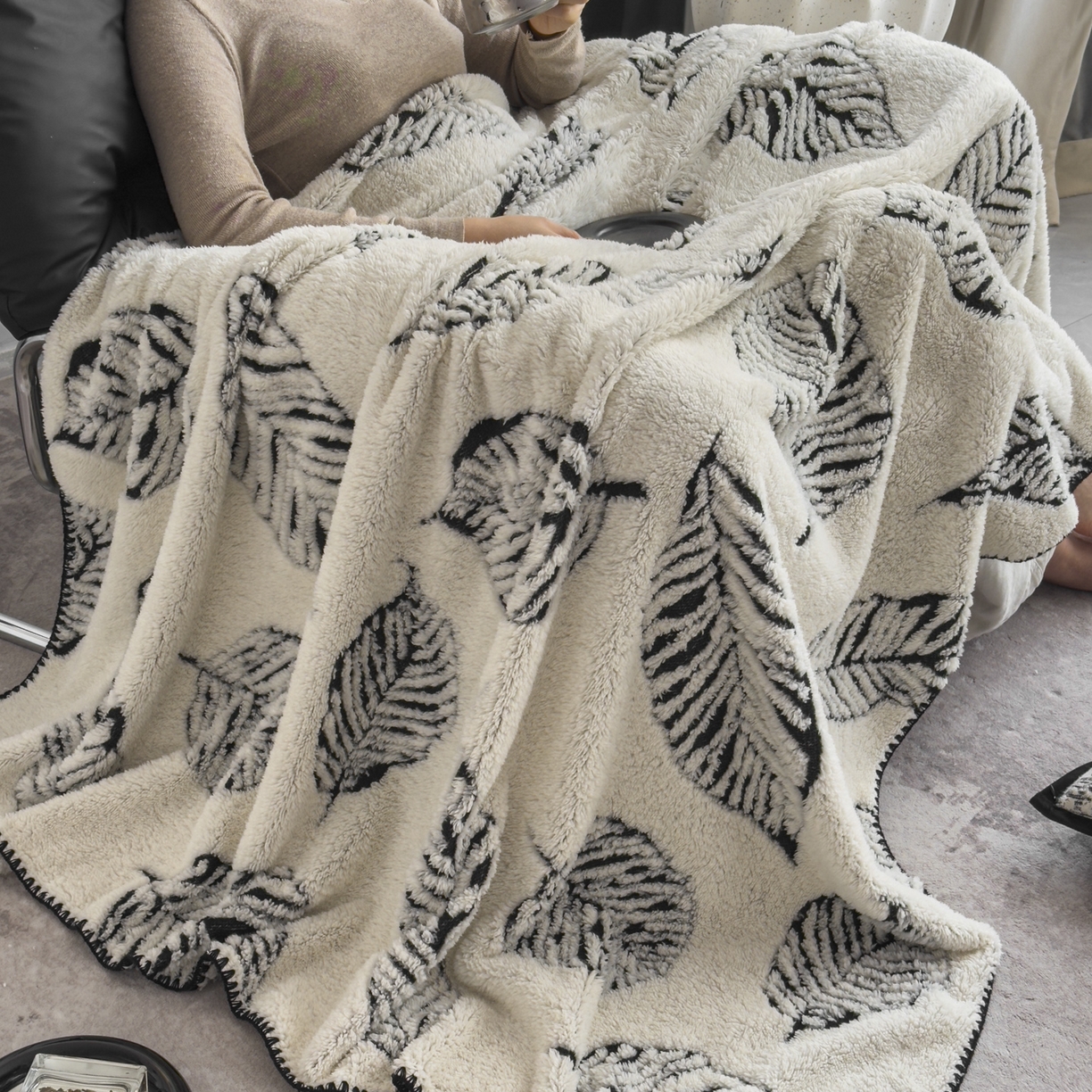 91家纺网 家纺一手货源 找家纺 潮邦创意家居 2025新款提花色织三角针工艺球毯毛毯毯子墨绒秘境 墨绒秘境系列-绒叶