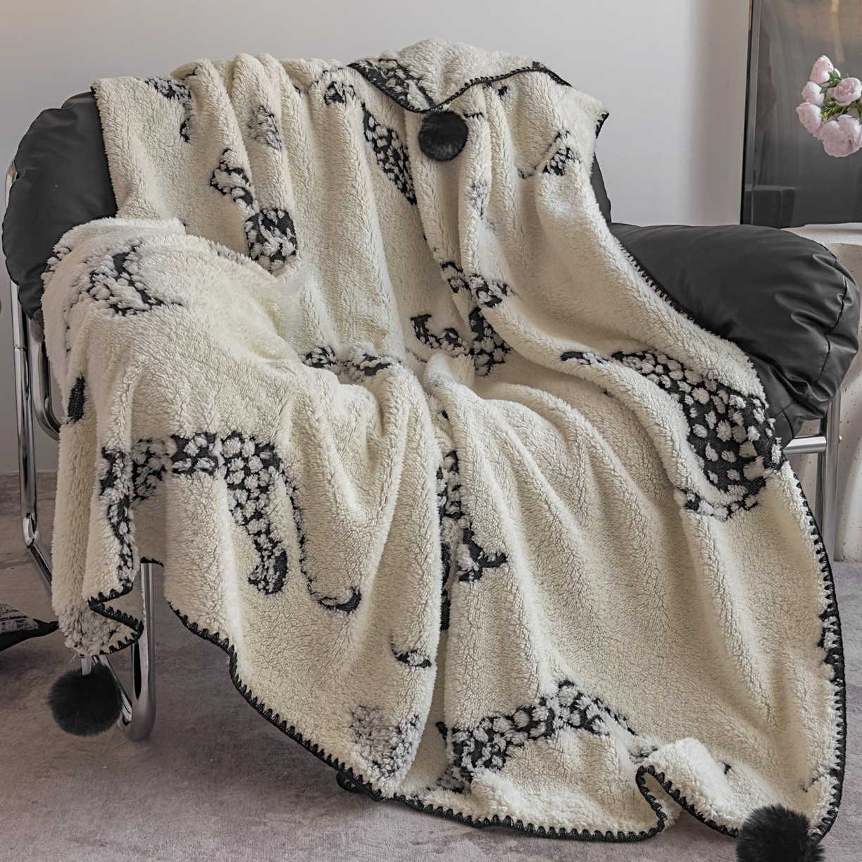 91家纺网 家纺一手货源 找家纺 潮邦创意家居 2025新款提花色织三角针工艺球毯毛毯毯子墨绒秘境 墨绒秘境系列-豹影