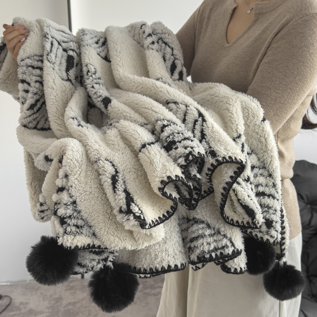 91家纺网 家纺一手货源 找家纺 潮邦创意家居 2025新款提花色织三角针工艺球毯毛毯毯子墨绒秘境 墨绒秘境系列-绒叶