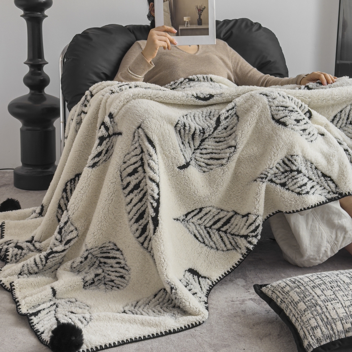 91家纺网 家纺一手货源 找家纺 潮邦创意家居 2025新款提花色织三角针工艺球毯毛毯毯子墨绒秘境 墨绒秘境系列-绒叶