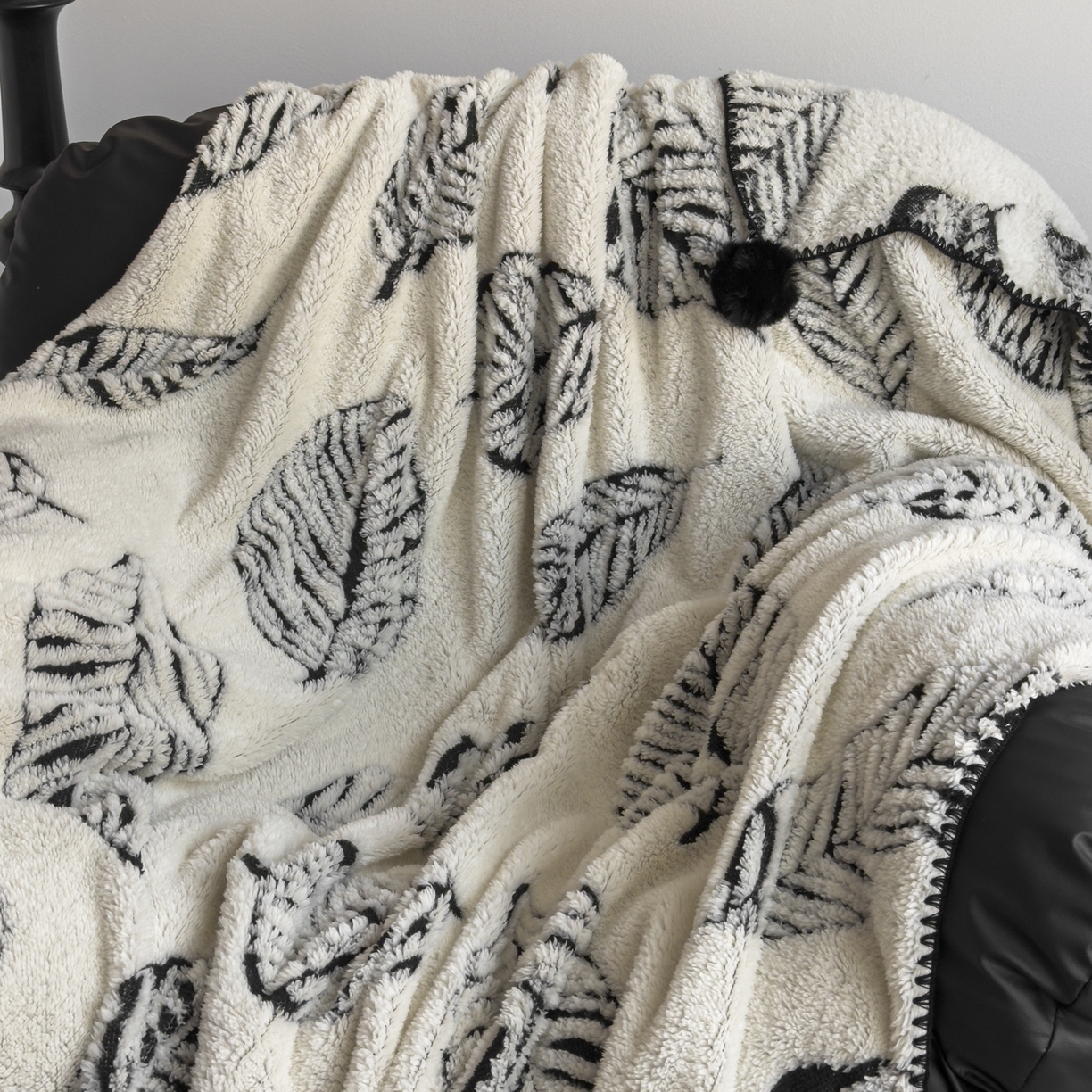 91家纺网 家纺一手货源 找家纺 潮邦创意家居 2025新款提花色织三角针工艺球毯毛毯毯子墨绒秘境 墨绒秘境系列-绒叶