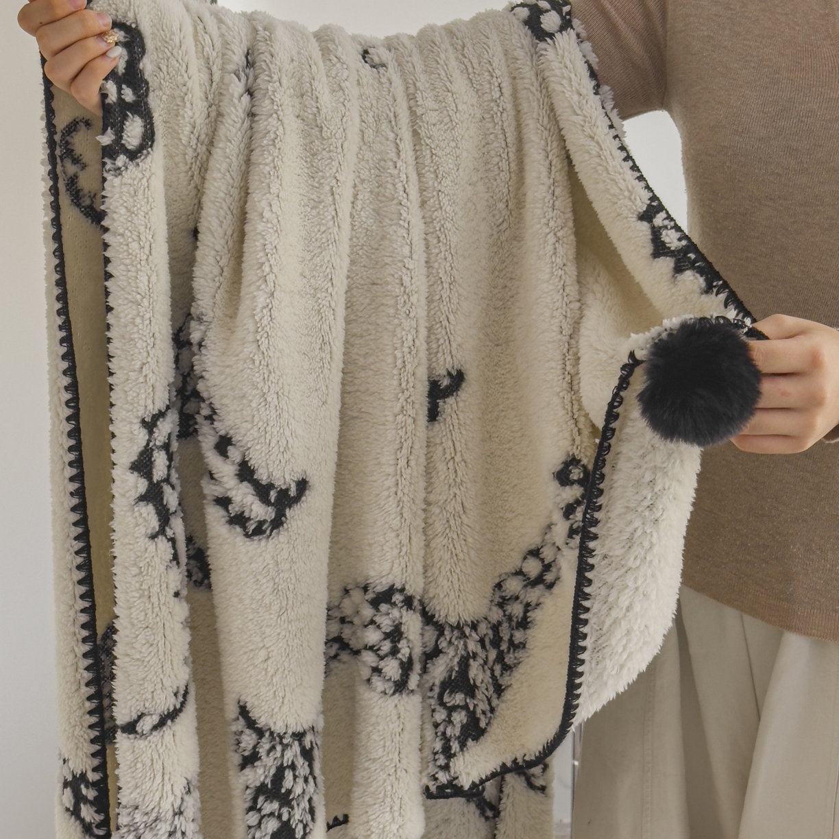 91家纺网 家纺一手货源 找家纺 潮邦创意家居 2025新款提花色织三角针工艺球毯毛毯毯子墨绒秘境 墨绒秘境系列-豹影