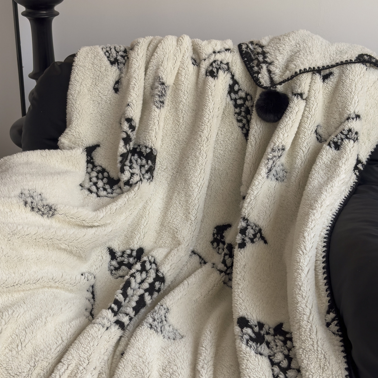 91家纺网 家纺一手货源 找家纺 潮邦创意家居 2025新款提花色织三角针工艺球毯毛毯毯子墨绒秘境 墨绒秘境系列-豹影