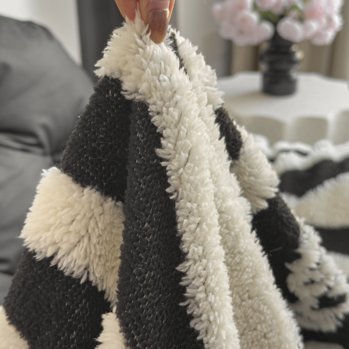 91家纺网 家纺一手货源 找家纺 潮邦创意家居 2025新款提花色织三角针工艺球毯毛毯毯子墨绒秘境 墨绒秘境系列-斑致