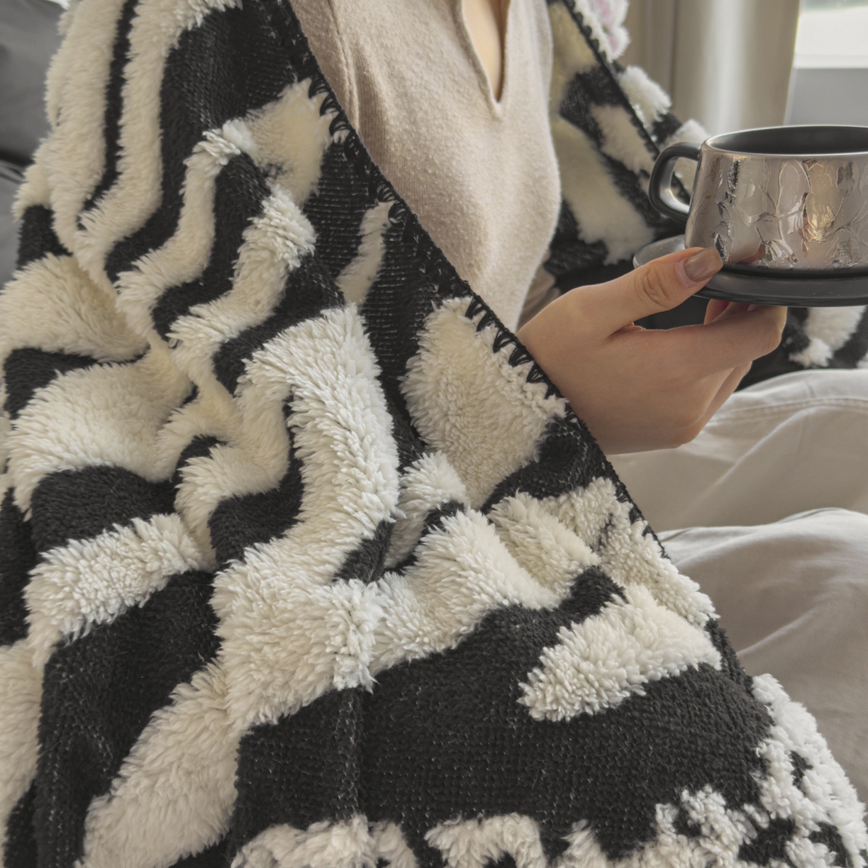 91家纺网 家纺一手货源 找家纺 潮邦创意家居 2025新款提花色织三角针工艺球毯毛毯毯子墨绒秘境 墨绒秘境系列-斑致