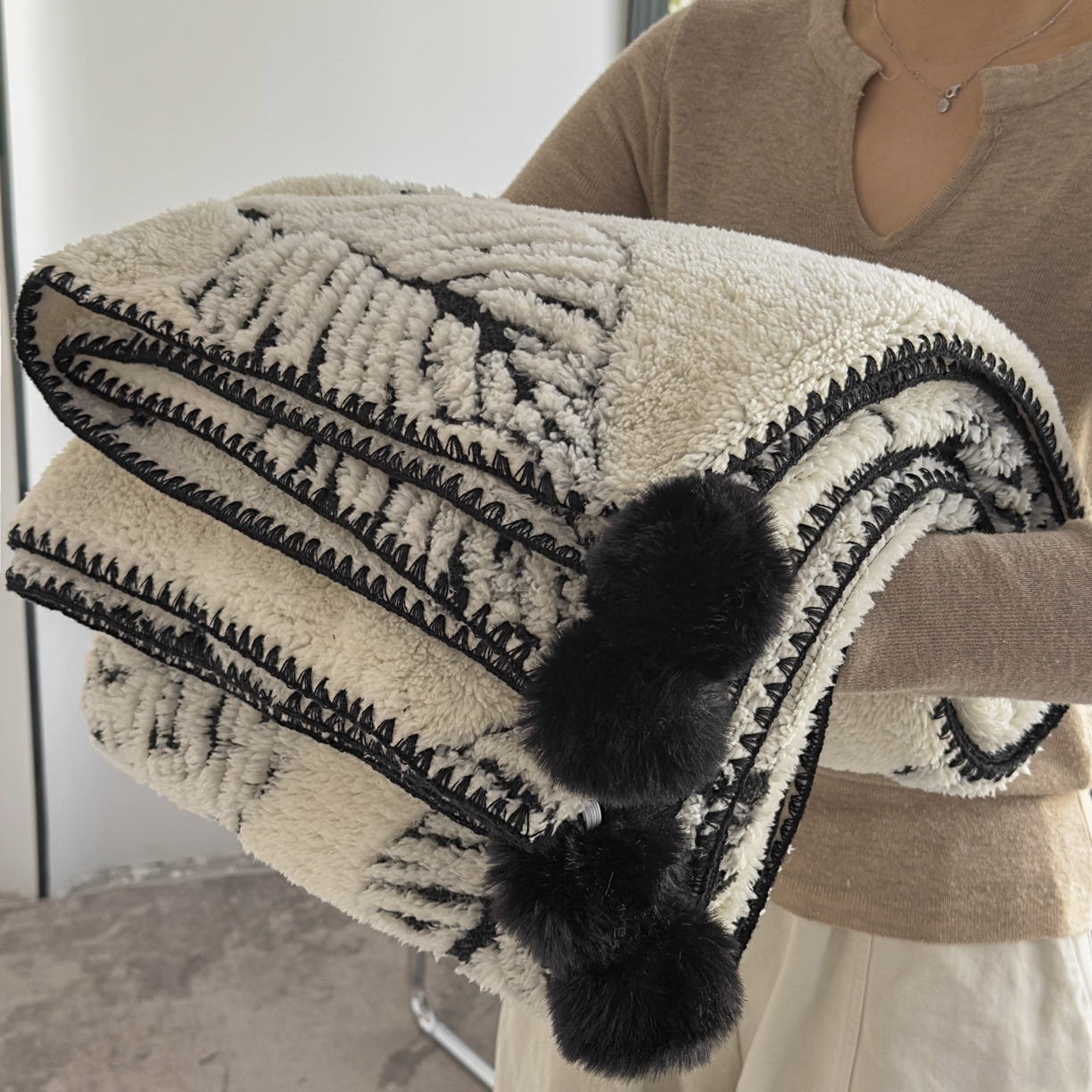 91家纺网 家纺一手货源 找家纺 潮邦创意家居 2025新款提花色织三角针工艺球毯毛毯毯子墨绒秘境 墨绒秘境系列-绒叶