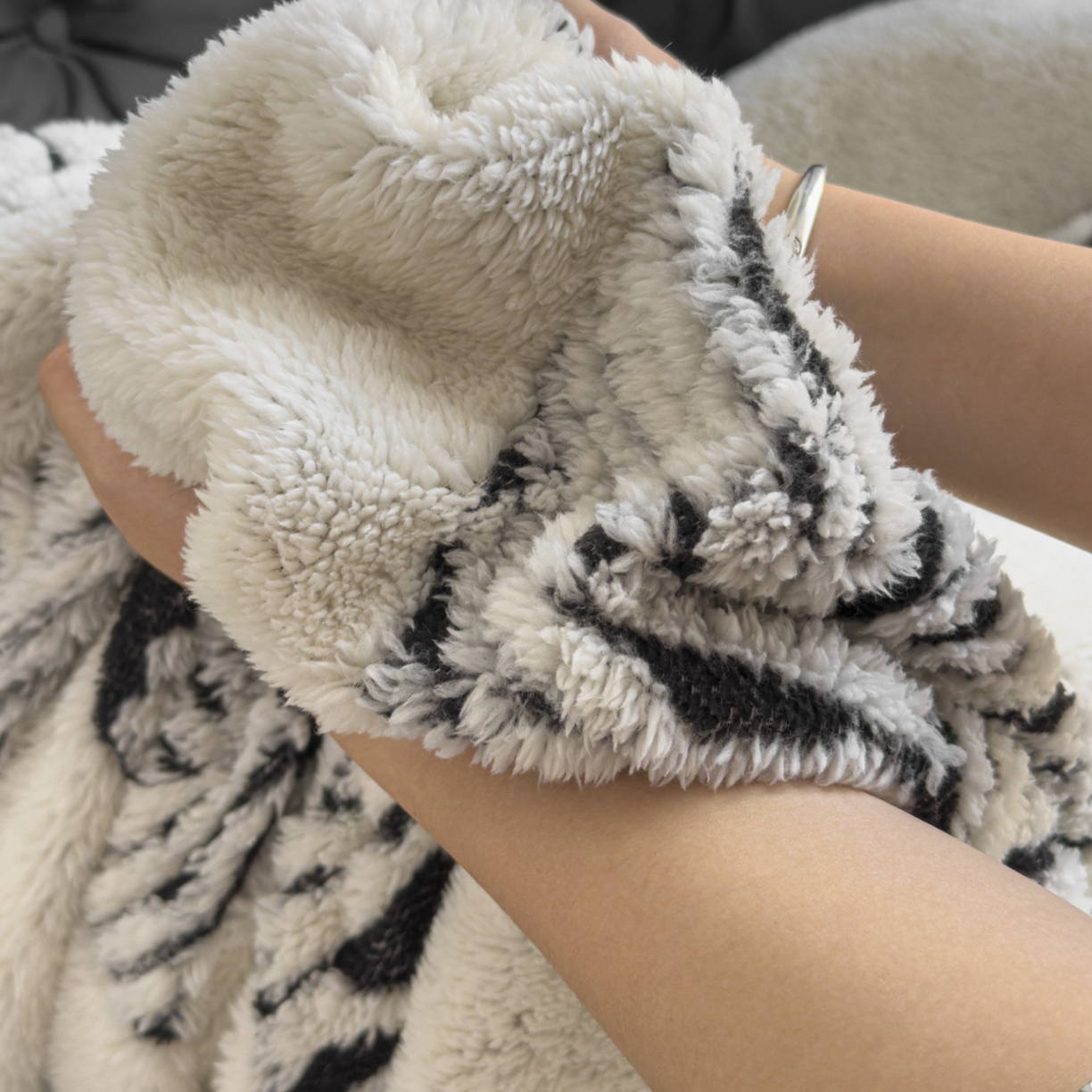 91家纺网 家纺一手货源 找家纺 潮邦创意家居 2025新款提花色织三角针工艺球毯毛毯毯子墨绒秘境 墨绒秘境系列-绒叶