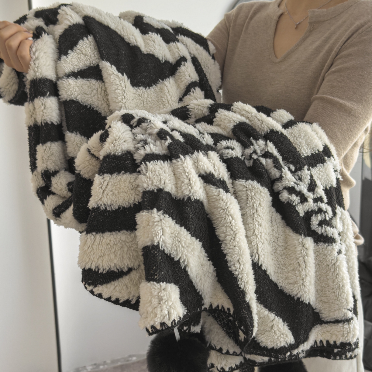 91家纺网 家纺一手货源 找家纺 潮邦创意家居 2025新款提花色织三角针工艺球毯毛毯毯子墨绒秘境 墨绒秘境系列-斑致