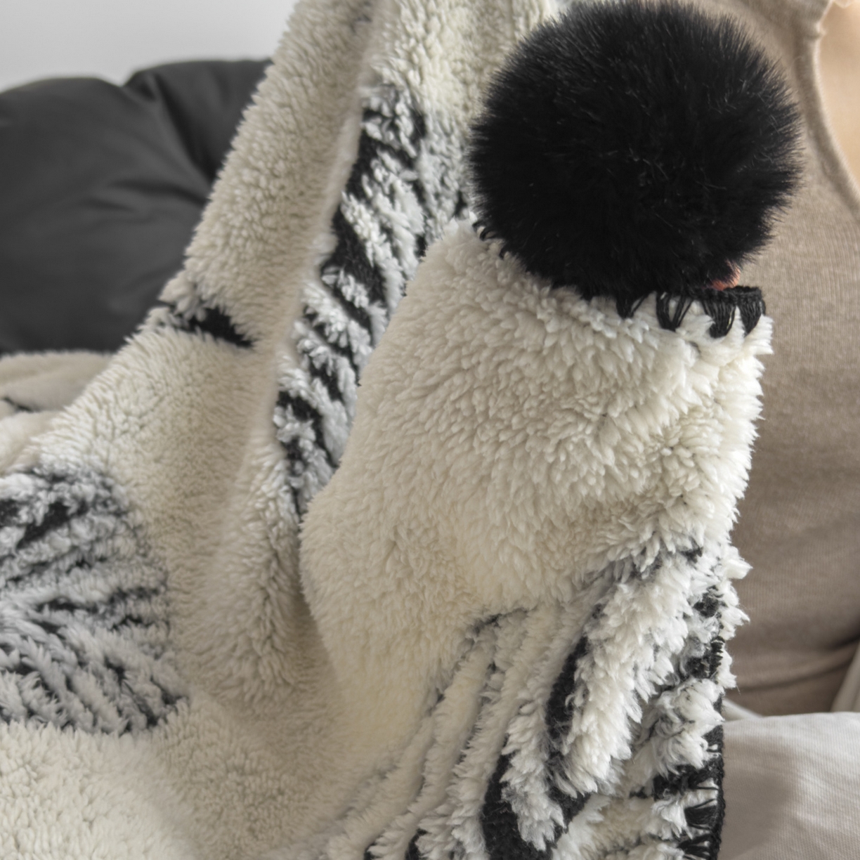 91家纺网 家纺一手货源 找家纺 潮邦创意家居 2025新款提花色织三角针工艺球毯毛毯毯子墨绒秘境 墨绒秘境系列-绒叶