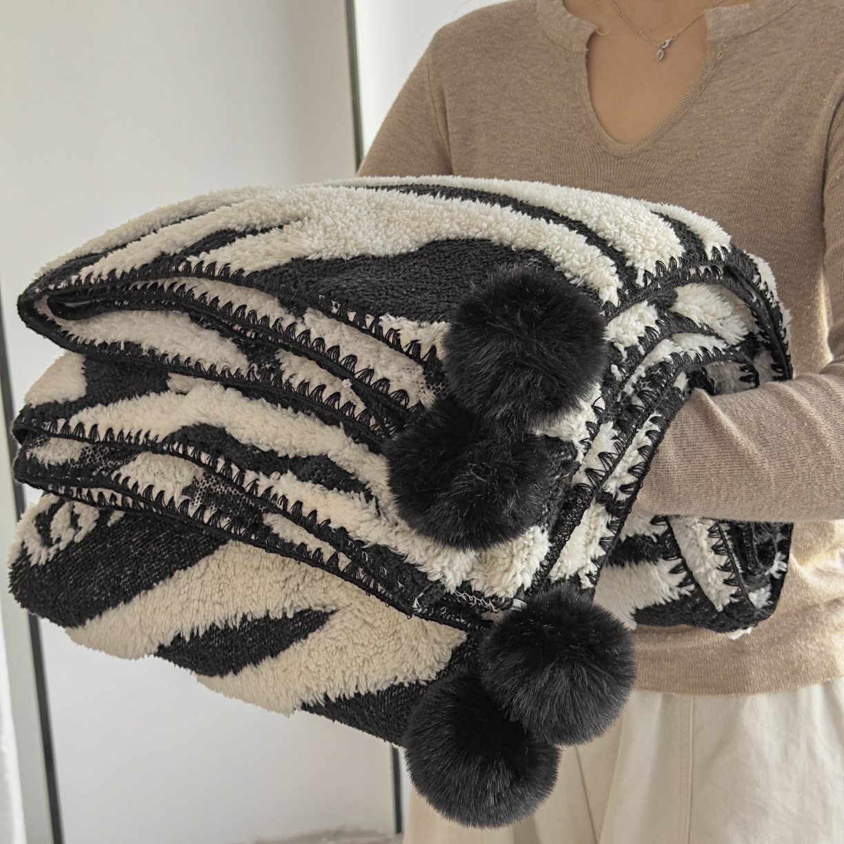 91家纺网 家纺一手货源 找家纺 潮邦创意家居 2025新款提花色织三角针工艺球毯毛毯毯子墨绒秘境 墨绒秘境系列-斑致