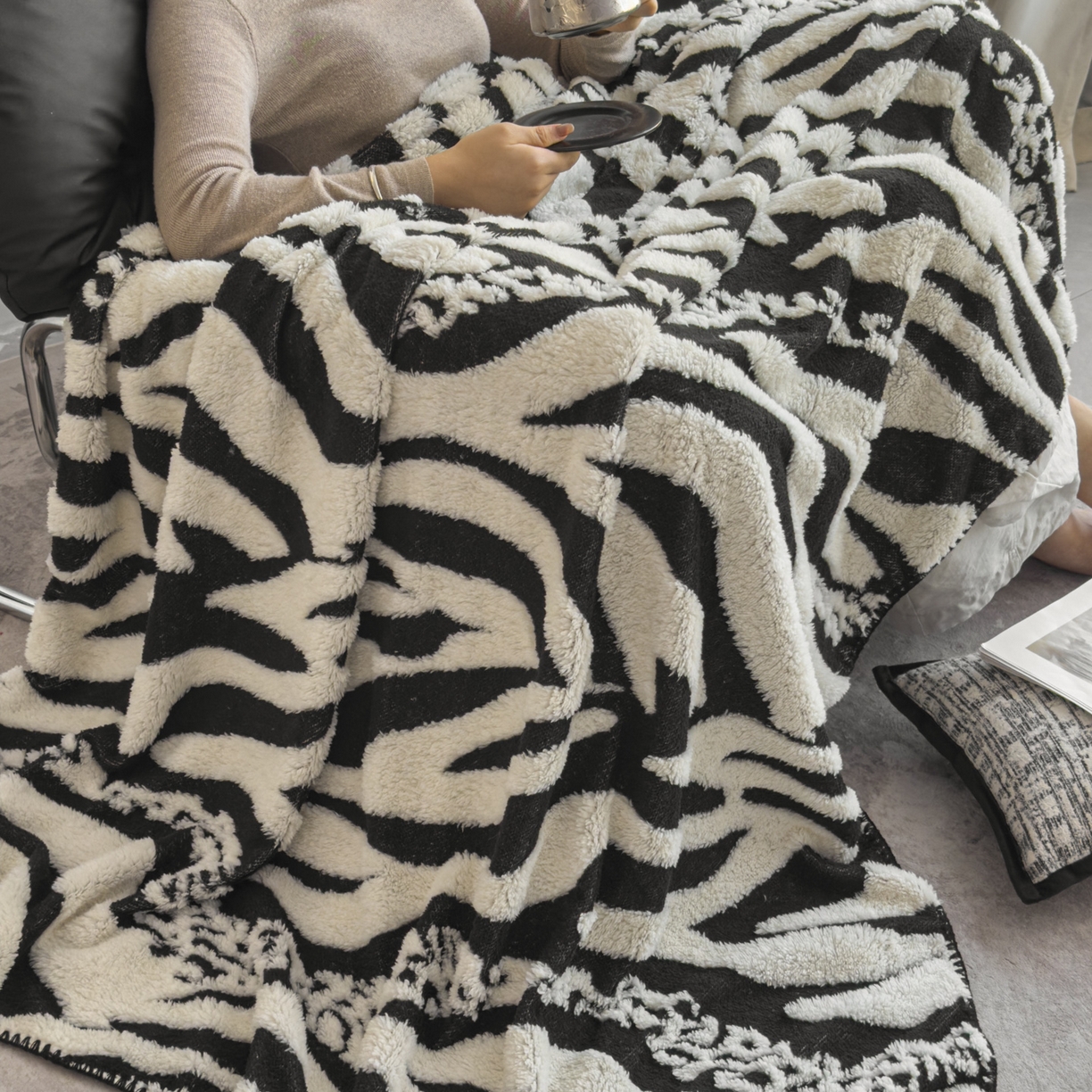 91家纺网 家纺一手货源 找家纺 潮邦创意家居 2025新款提花色织三角针工艺球毯毛毯毯子墨绒秘境 墨绒秘境系列-斑致