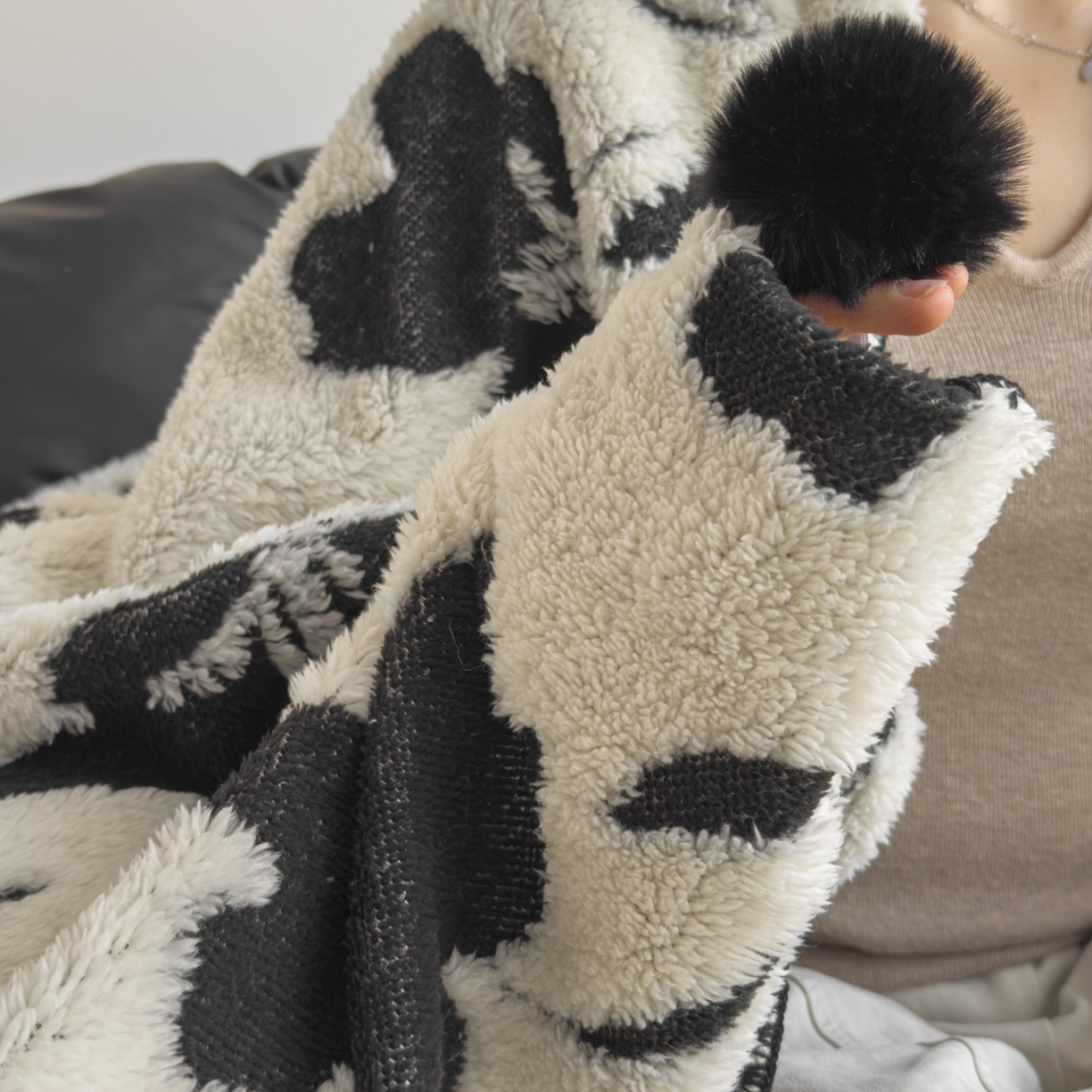 91家纺网 家纺一手货源 找家纺 潮邦创意家居 2025新款提花色织三角针工艺球毯毛毯毯子墨绒秘境 墨绒秘境系列-艺花