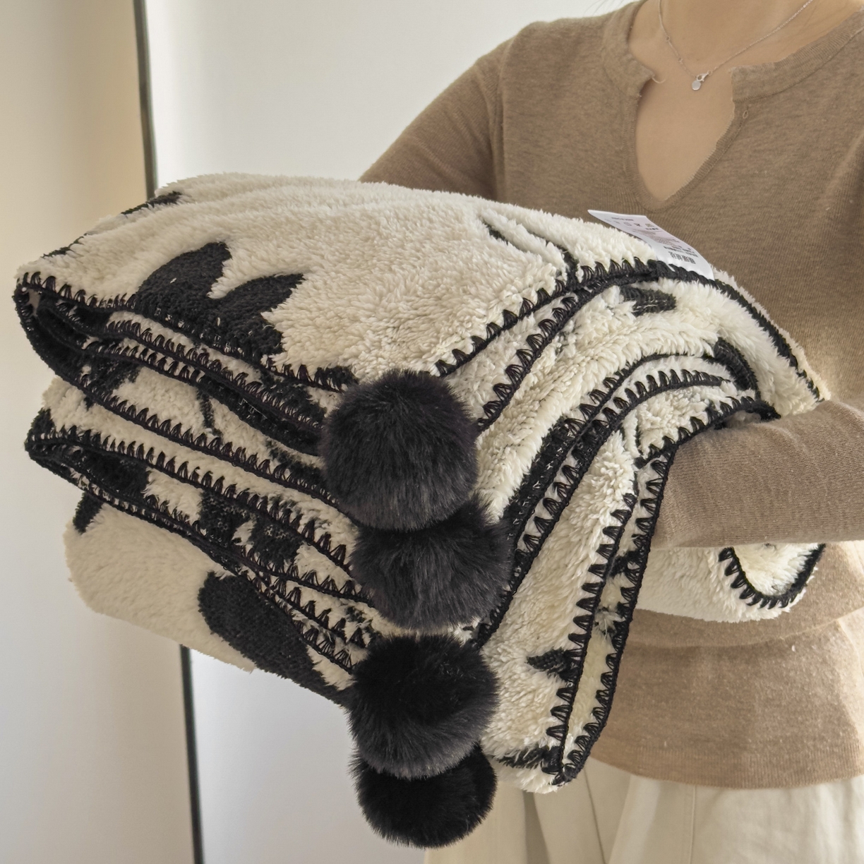 91家纺网 家纺一手货源 找家纺 潮邦创意家居 2025新款提花色织三角针工艺球毯毛毯毯子墨绒秘境 墨绒秘境系列-艺花