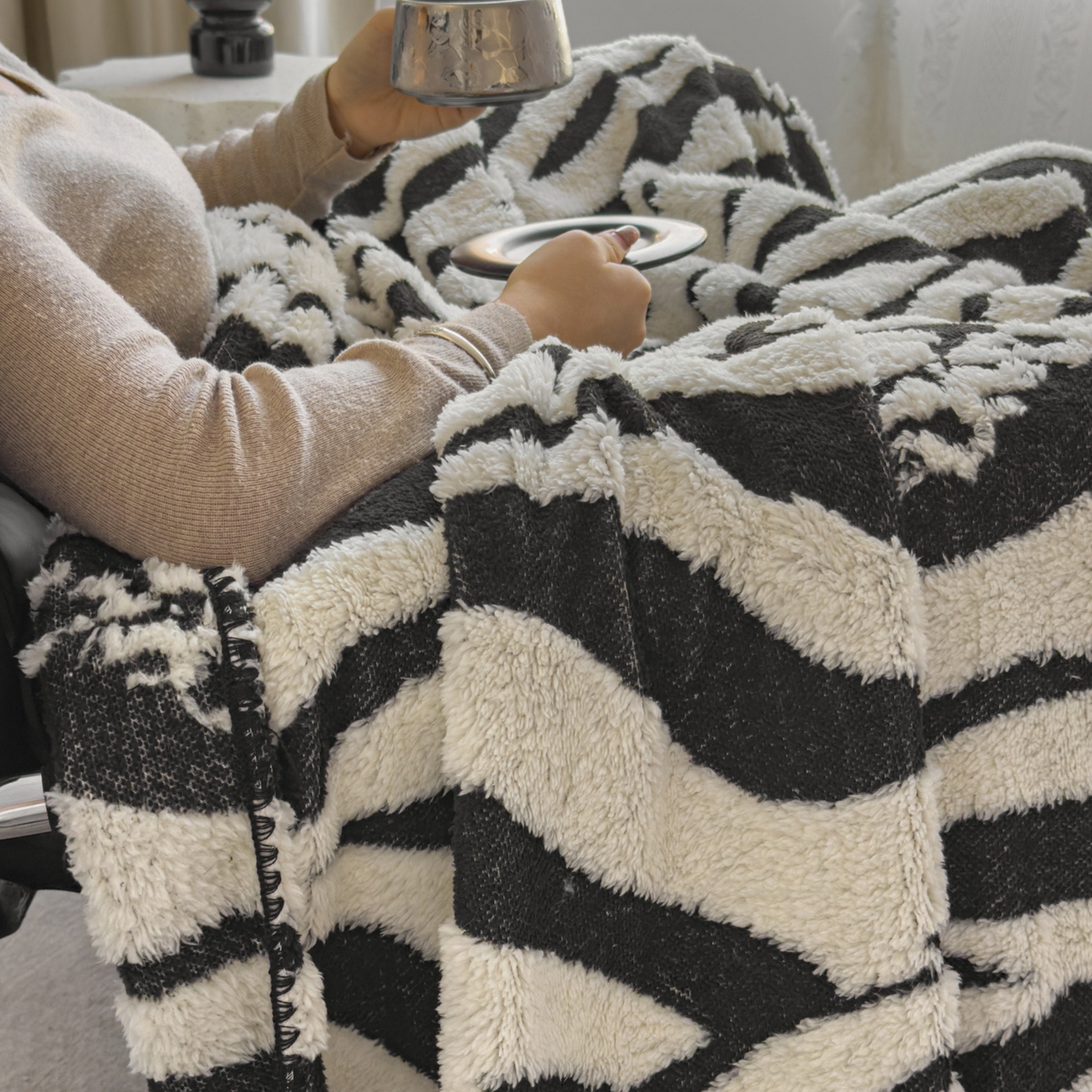 91家纺网 家纺一手货源 找家纺 潮邦创意家居 2025新款提花色织三角针工艺球毯毛毯毯子墨绒秘境 墨绒秘境系列-斑致