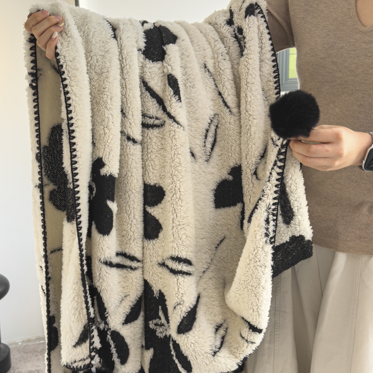 91家纺网 家纺一手货源 找家纺 潮邦创意家居 2025新款提花色织三角针工艺球毯毛毯毯子墨绒秘境 墨绒秘境系列-艺花