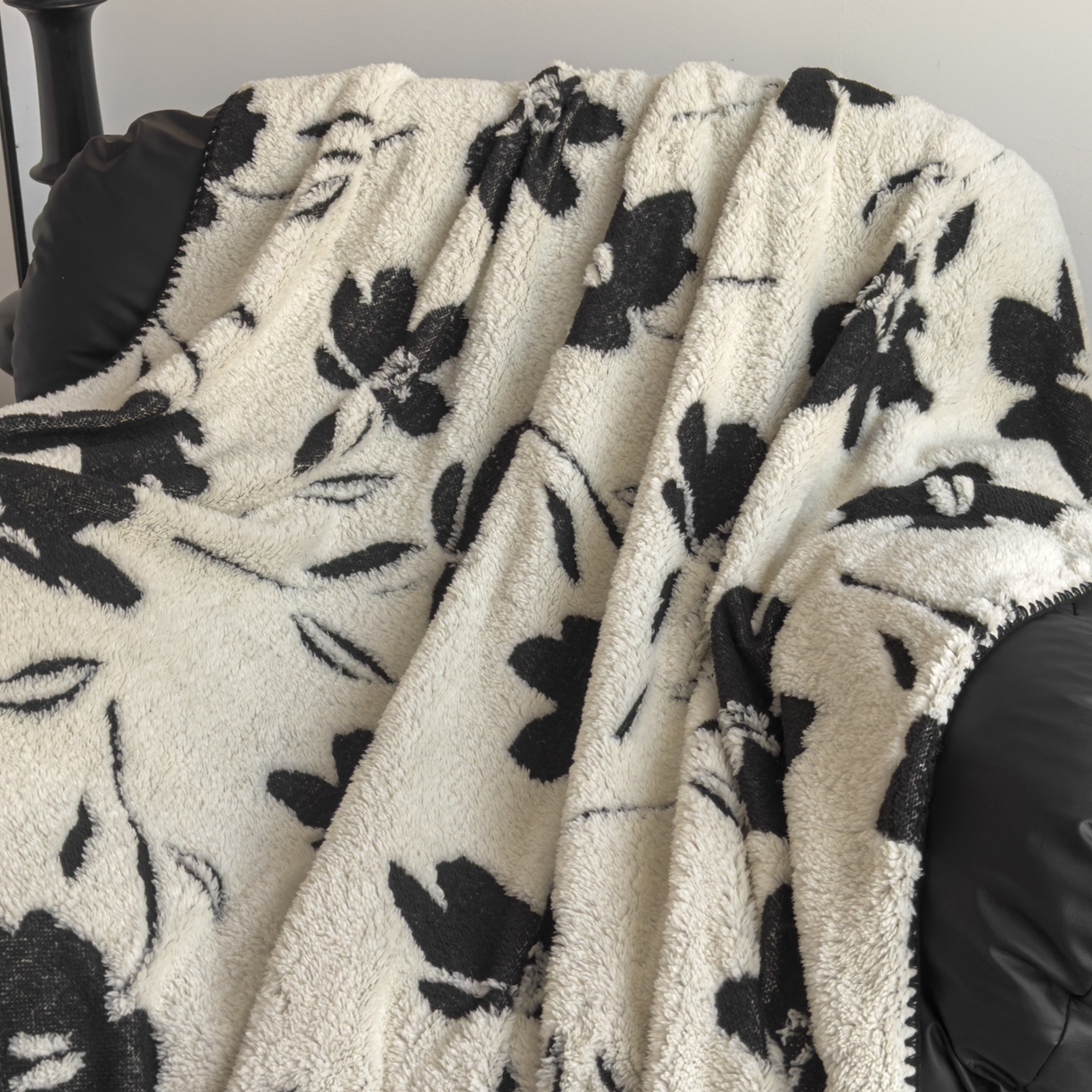 91家纺网 家纺一手货源 找家纺 潮邦创意家居 2025新款提花色织三角针工艺球毯毛毯毯子墨绒秘境 墨绒秘境系列-艺花