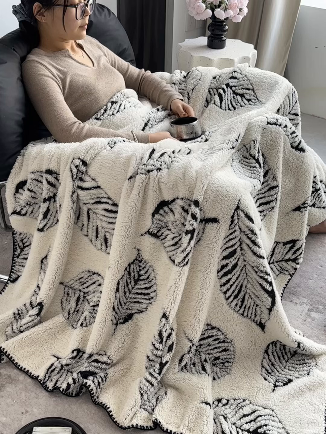 91家纺网 家纺一手货源 找家纺 潮邦创意家居 2025新款提花色织三角针工艺球毯毛毯毯子墨绒秘境 墨绒秘境系列-绒叶