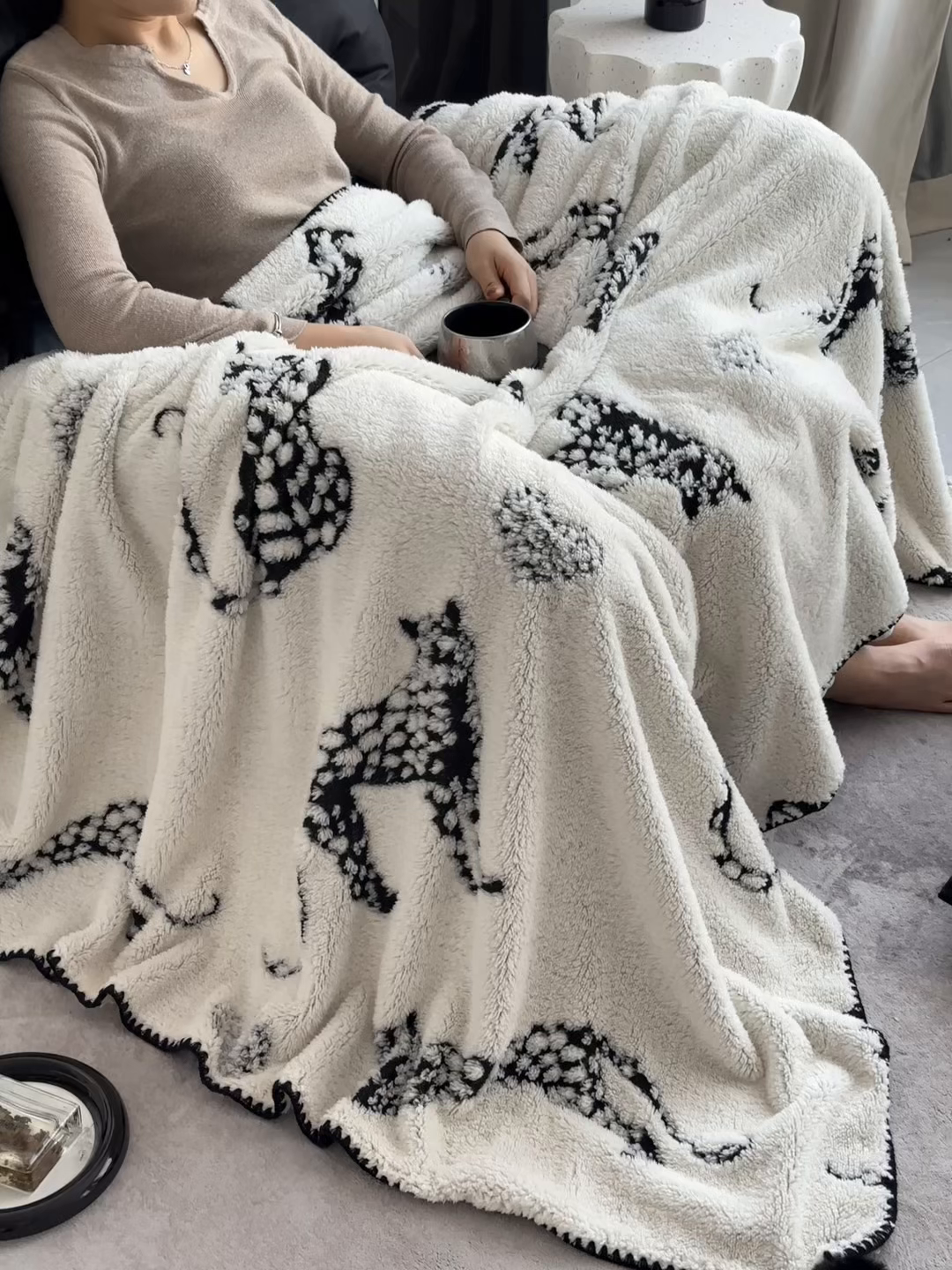 91家纺网 家纺一手货源 找家纺 潮邦创意家居 2025新款提花色织三角针工艺球毯毛毯毯子墨绒秘境 墨绒秘境系列-豹影