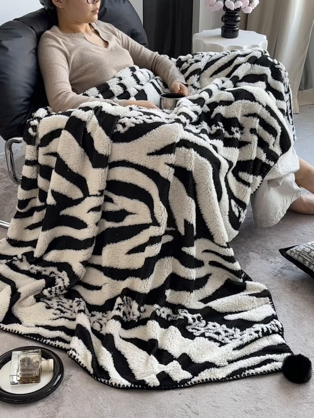 91家纺网 家纺一手货源 找家纺 潮邦创意家居 2025新款提花色织三角针工艺球毯毛毯毯子墨绒秘境 墨绒秘境系列-斑致