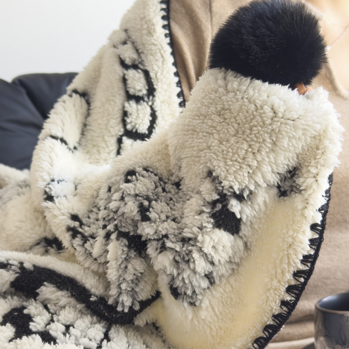 91家纺网 家纺一手货源 找家纺 潮邦创意家居 2025新款提花色织三角针工艺球毯毛毯毯子墨绒秘境 墨绒秘境系列-蝶韵