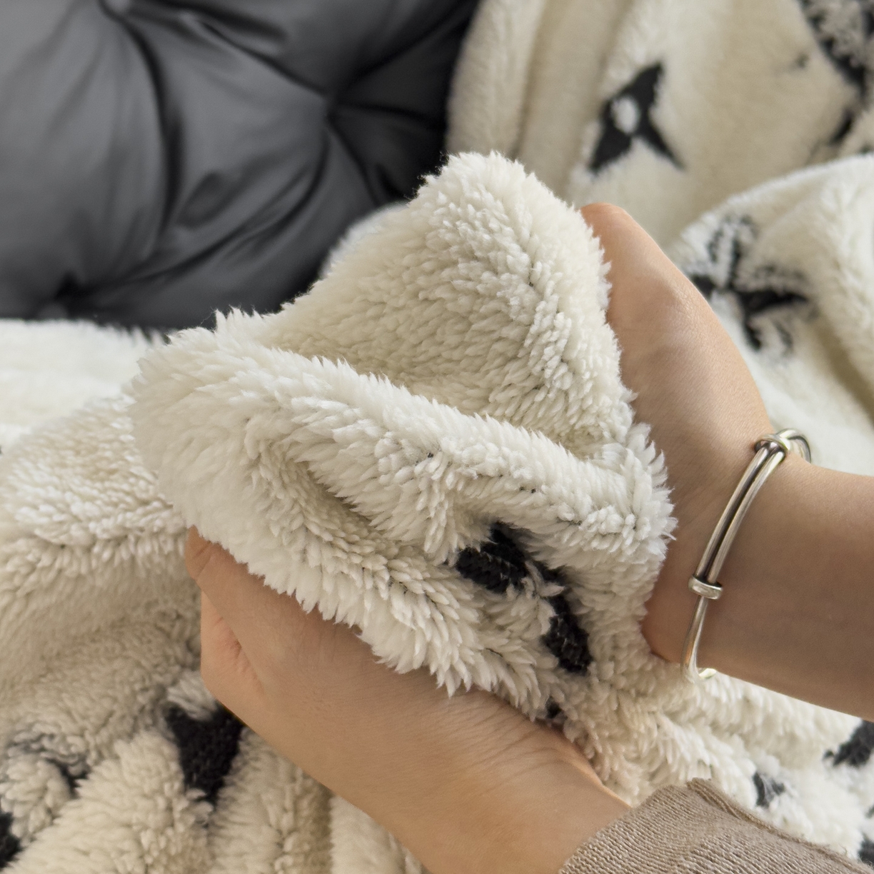 91家纺网 家纺一手货源 找家纺 潮邦创意家居 2025新款提花色织三角针工艺球毯毛毯毯子墨绒秘境 墨绒秘境系列-星奢