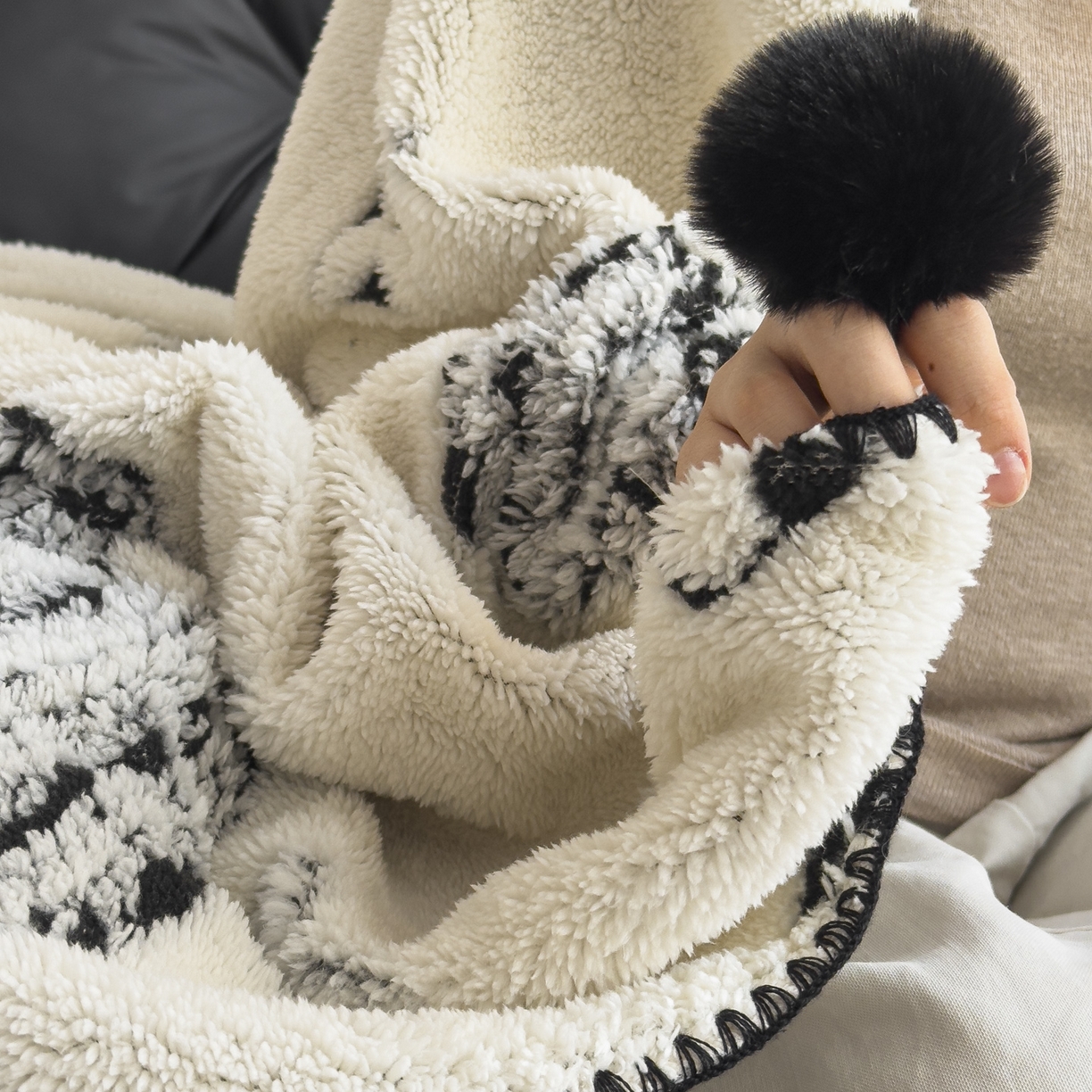 91家纺网 家纺一手货源 找家纺 潮邦创意家居 2025新款提花色织三角针工艺球毯毛毯毯子墨绒秘境 墨绒秘境系列-星奢