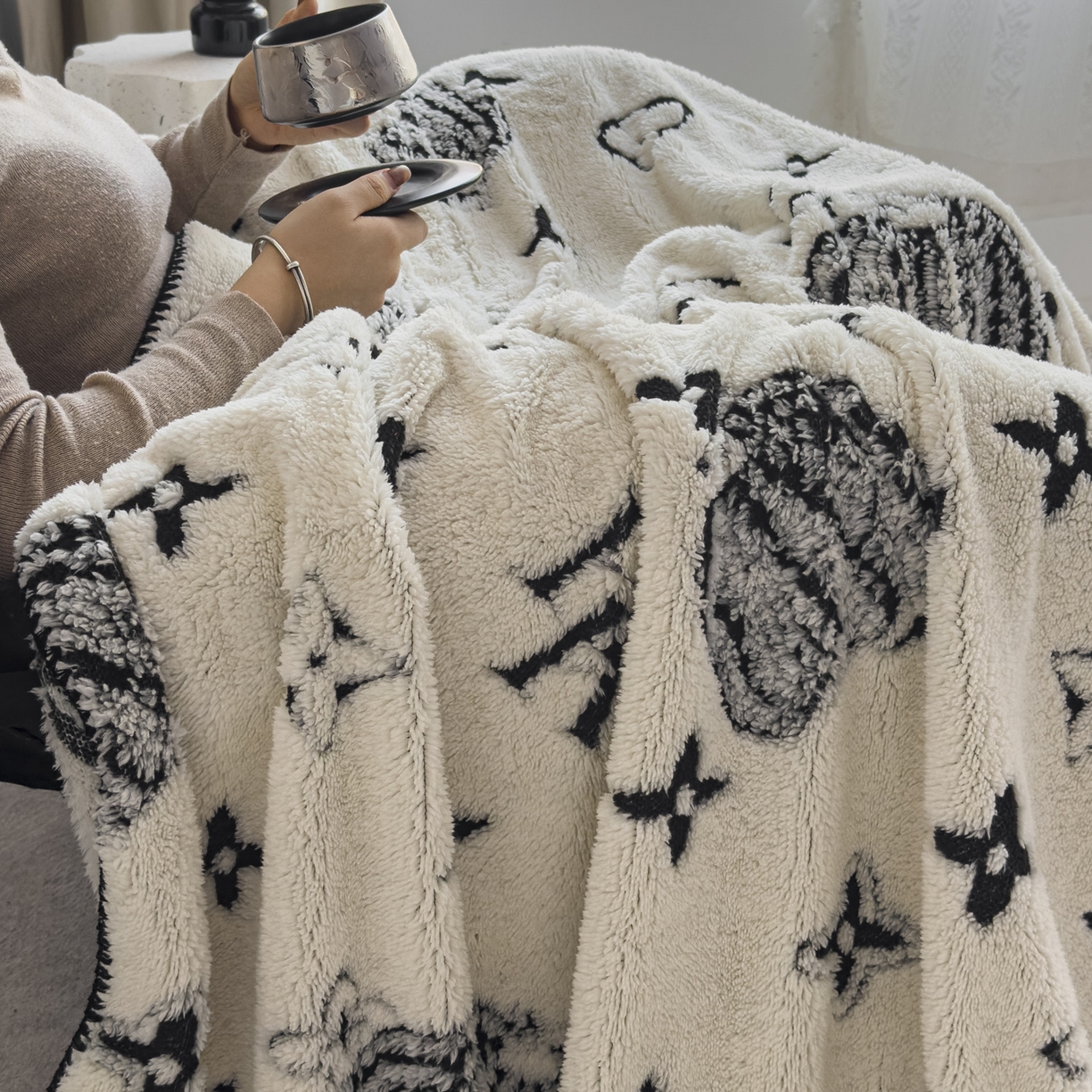 91家纺网 家纺一手货源 找家纺 潮邦创意家居 2025新款提花色织三角针工艺球毯毛毯毯子墨绒秘境 墨绒秘境系列-星奢