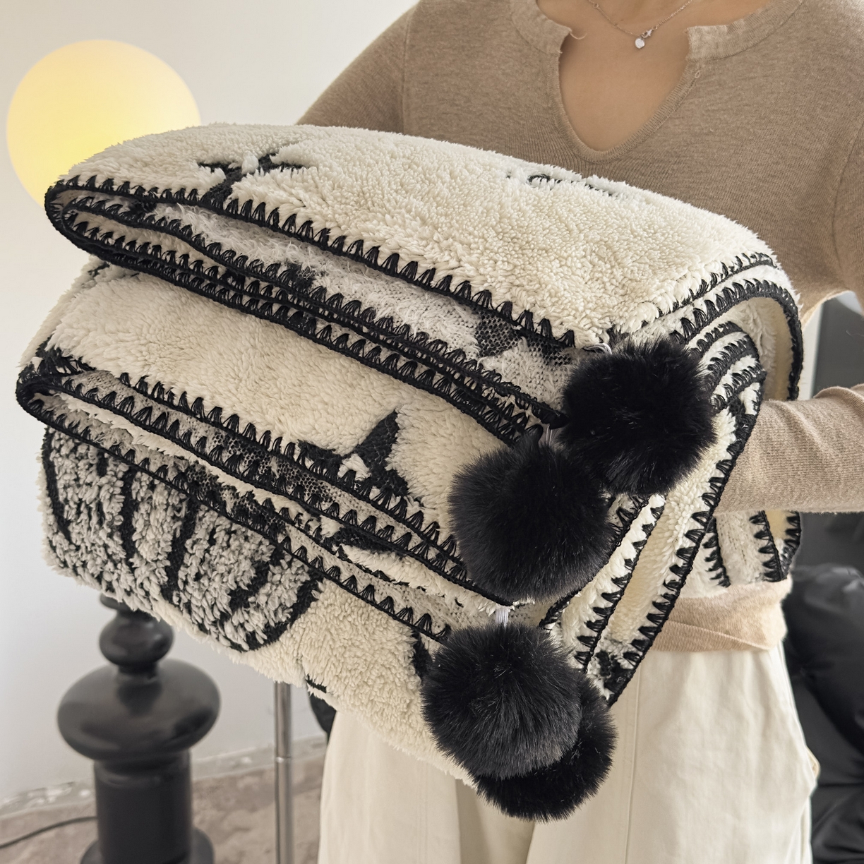 91家纺网 家纺一手货源 找家纺 潮邦创意家居 2025新款提花色织三角针工艺球毯毛毯毯子墨绒秘境 墨绒秘境系列-星奢