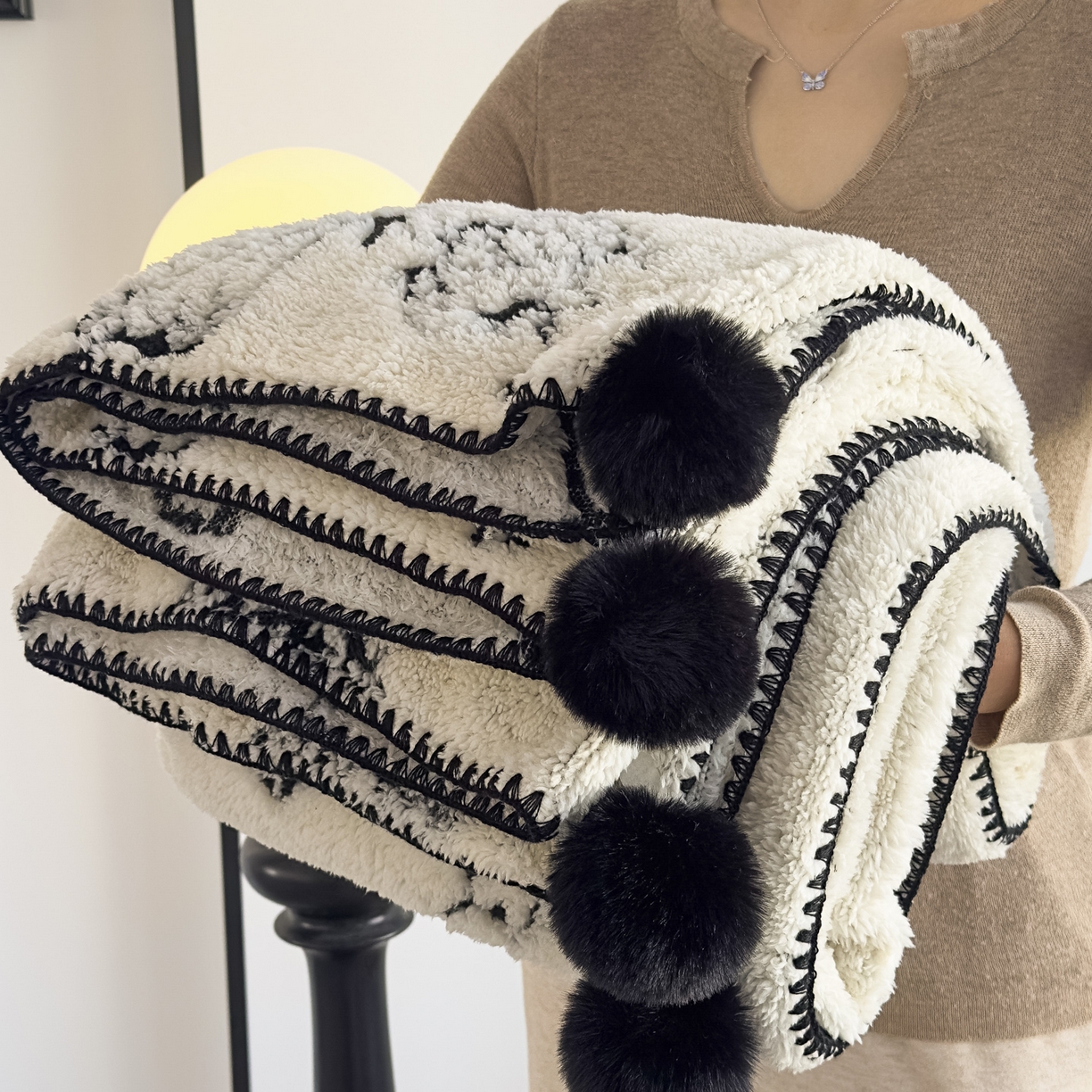 91家纺网 家纺一手货源 找家纺 潮邦创意家居 2025新款提花色织三角针工艺球毯毛毯毯子墨绒秘境 墨绒秘境系列-蝶韵