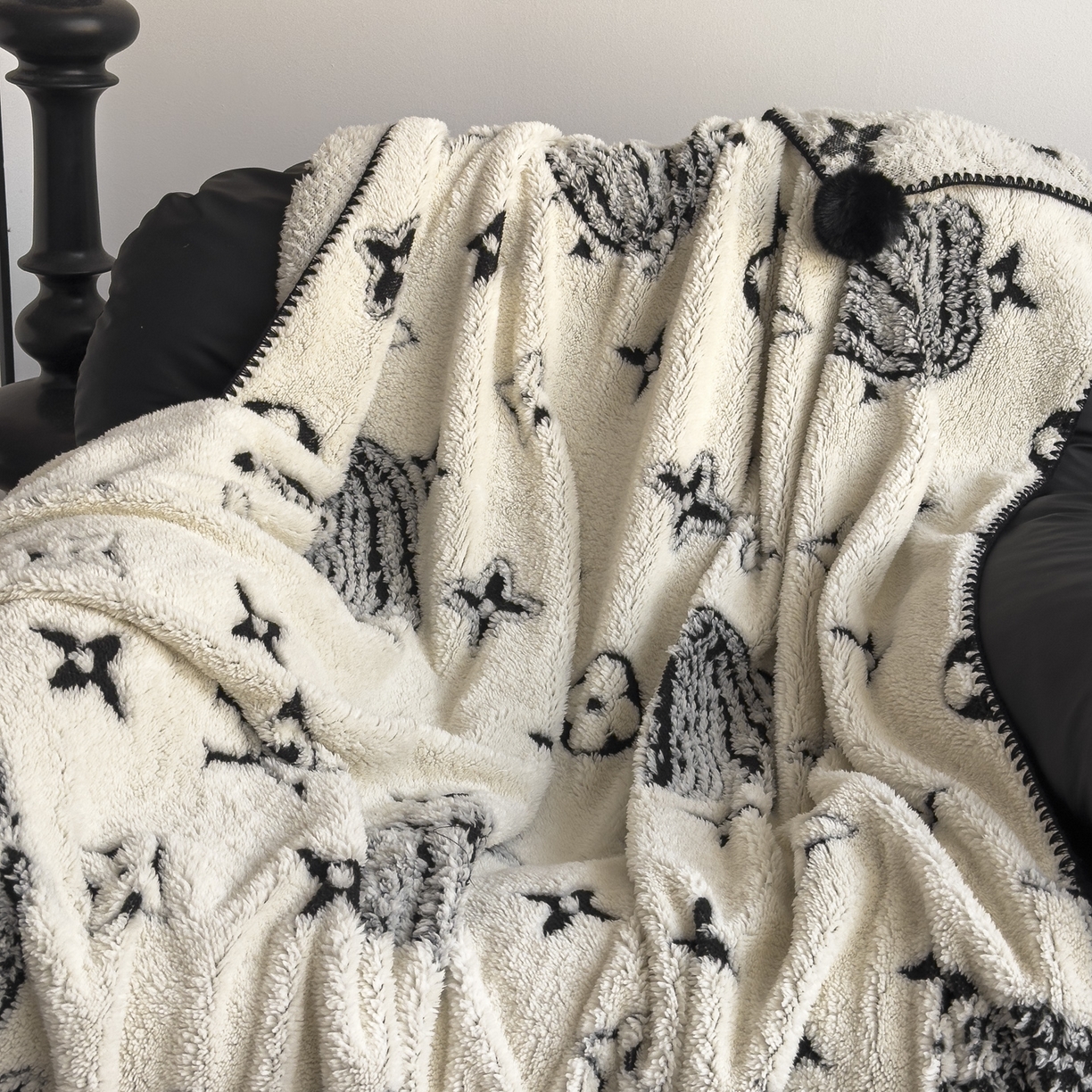 91家纺网 家纺一手货源 找家纺 潮邦创意家居 2025新款提花色织三角针工艺球毯毛毯毯子墨绒秘境 墨绒秘境系列-星奢