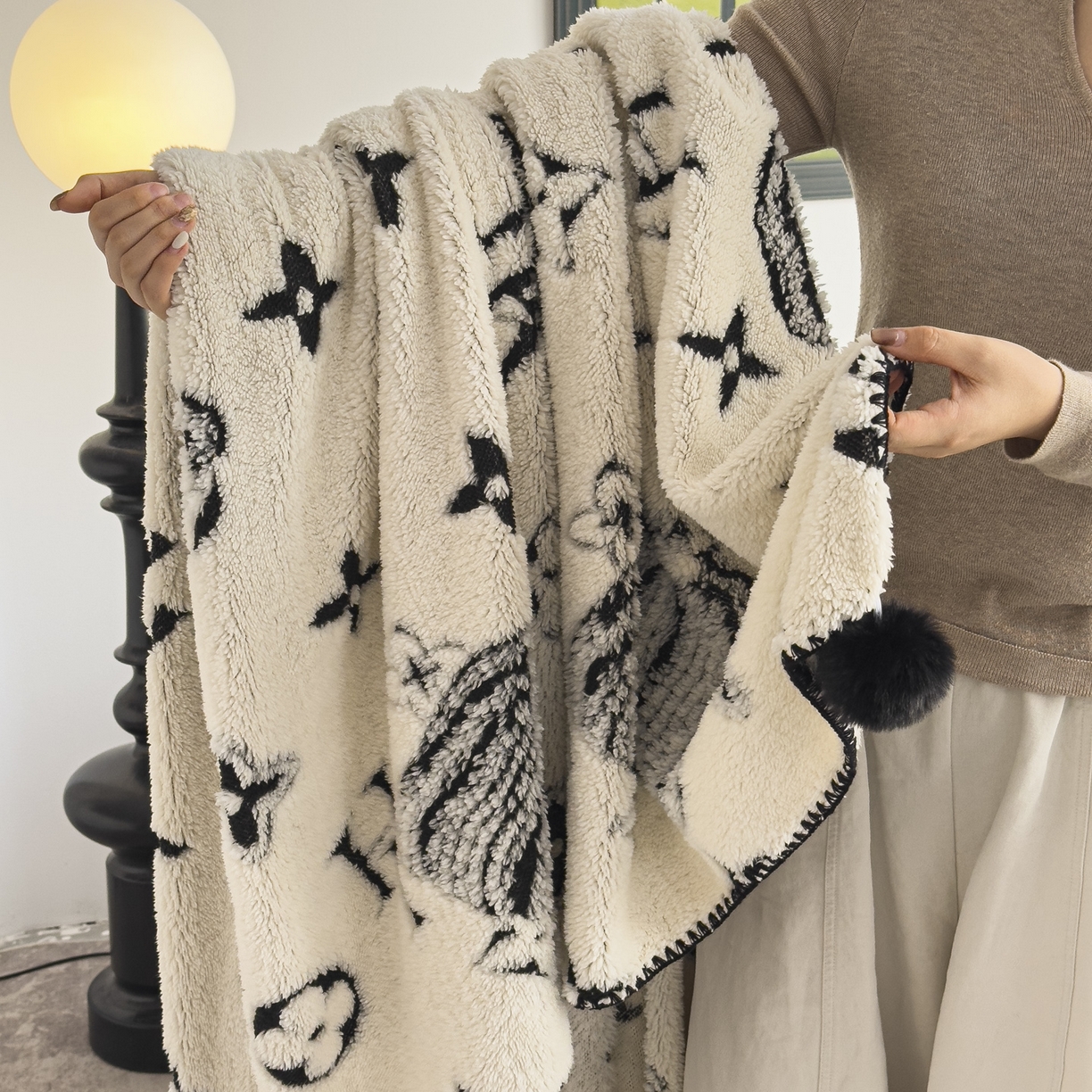 91家纺网 家纺一手货源 找家纺 潮邦创意家居 2025新款提花色织三角针工艺球毯毛毯毯子墨绒秘境 墨绒秘境系列-星奢