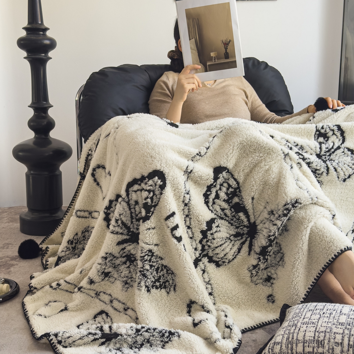 91家纺网 家纺一手货源 找家纺 潮邦创意家居 2025新款提花色织三角针工艺球毯毛毯毯子墨绒秘境 墨绒秘境系列-蝶韵