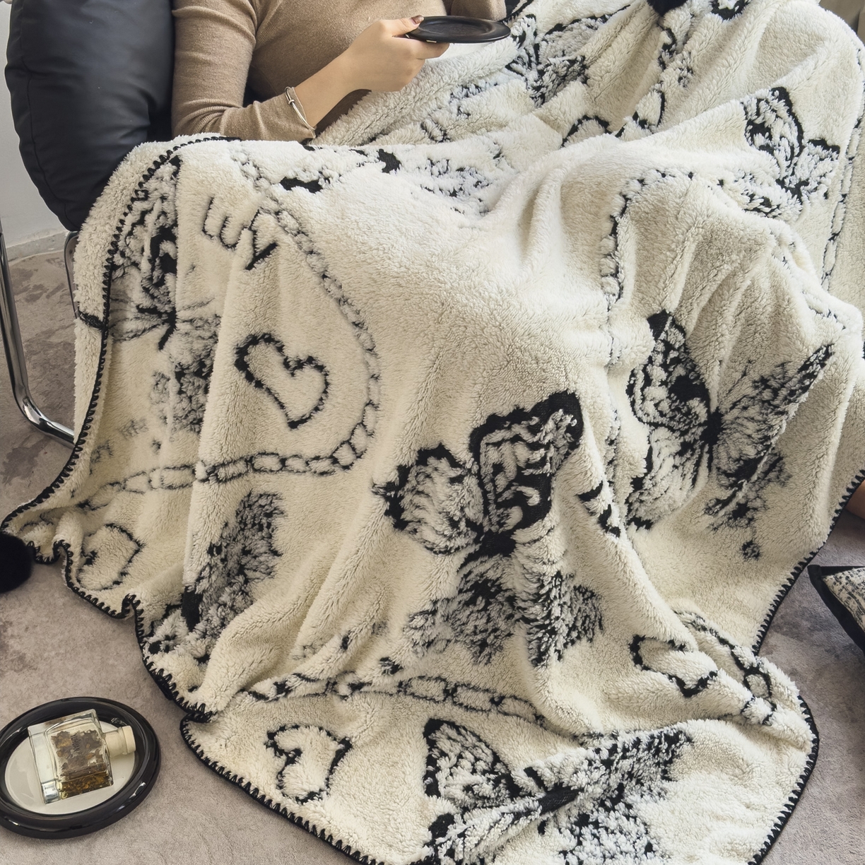 91家纺网 家纺一手货源 找家纺 潮邦创意家居 2025新款提花色织三角针工艺球毯毛毯毯子墨绒秘境 墨绒秘境系列-蝶韵