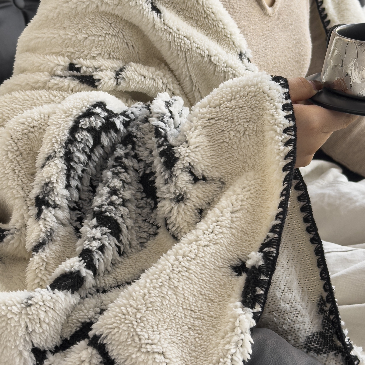 91家纺网 家纺一手货源 找家纺 潮邦创意家居 2025新款提花色织三角针工艺球毯毛毯毯子墨绒秘境 墨绒秘境系列-星奢