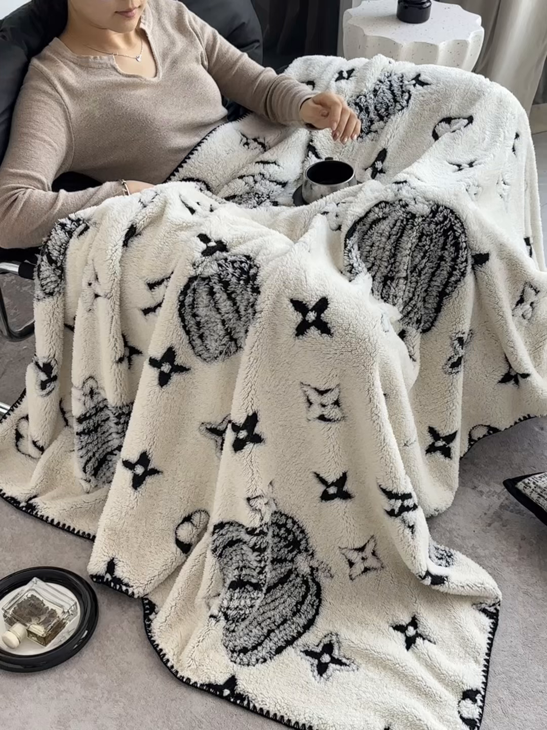 91家纺网 家纺一手货源 找家纺 潮邦创意家居 2025新款提花色织三角针工艺球毯毛毯毯子墨绒秘境 墨绒秘境系列-星奢