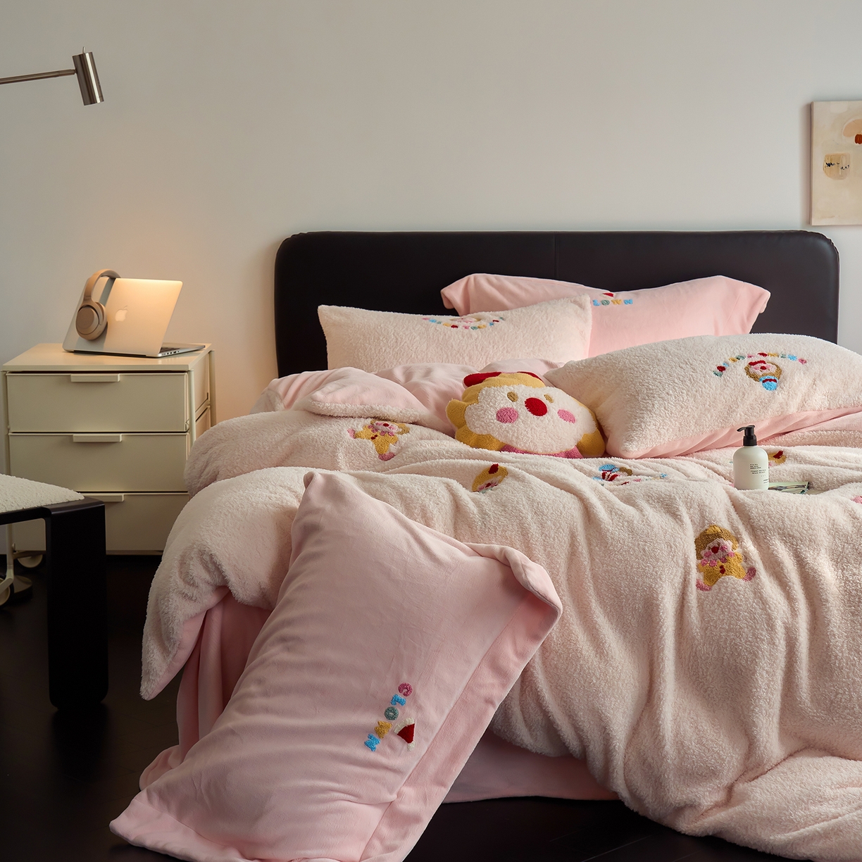 91家纺网 家纺一手货源 找家纺 禾时 2025新款保暖舒适蚂蚁绒牛奶绒毛巾绣四件套 淑女屋