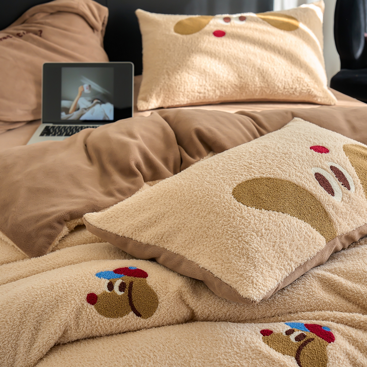 91家纺网 家纺一手货源 找家纺 禾时 2025新款保暖舒适蚂蚁绒牛奶绒毛巾绣四件套 班纳狗