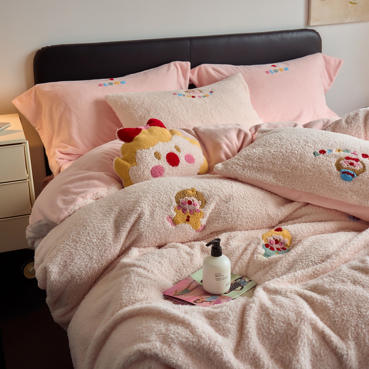 91家纺网 家纺一手货源 找家纺 禾时 2025新款保暖舒适蚂蚁绒牛奶绒毛巾绣四件套 淑女屋