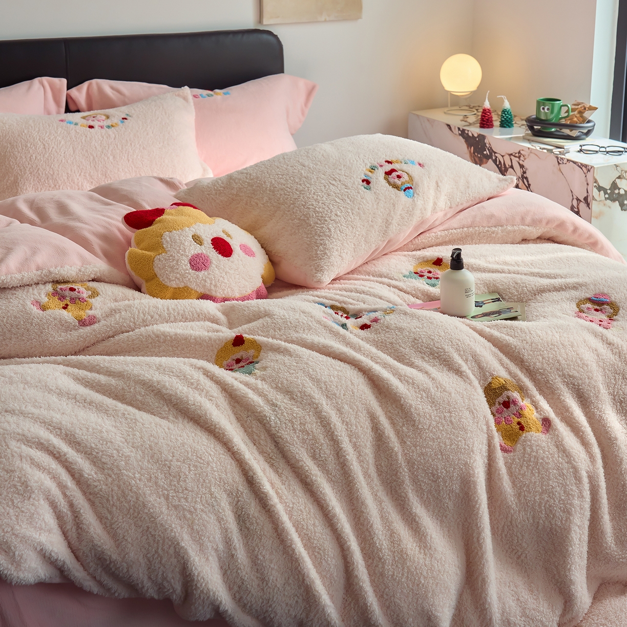 91家纺网 家纺一手货源 找家纺 禾时 2025新款保暖舒适蚂蚁绒牛奶绒毛巾绣四件套 淑女屋